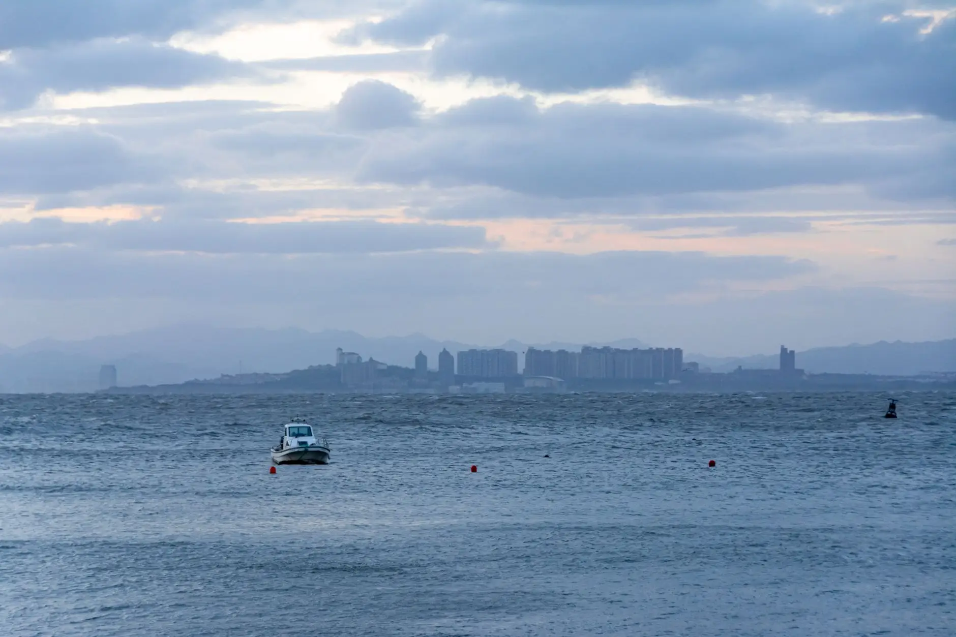 青岛海域波浪浮标与海流计联合观测的布设方案及数据应用正文配图 1